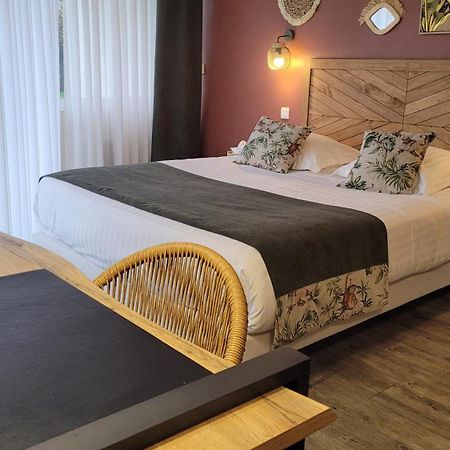 Logis Hotel La Croix Du Sud Le Tour-du-Parc エクステリア 写真