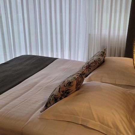 Logis Hotel La Croix Du Sud Le Tour-du-Parc エクステリア 写真