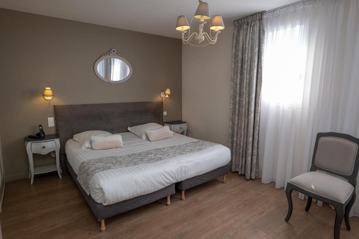 Logis Hotel La Croix Du Sud Le Tour-du-Parc エクステリア 写真