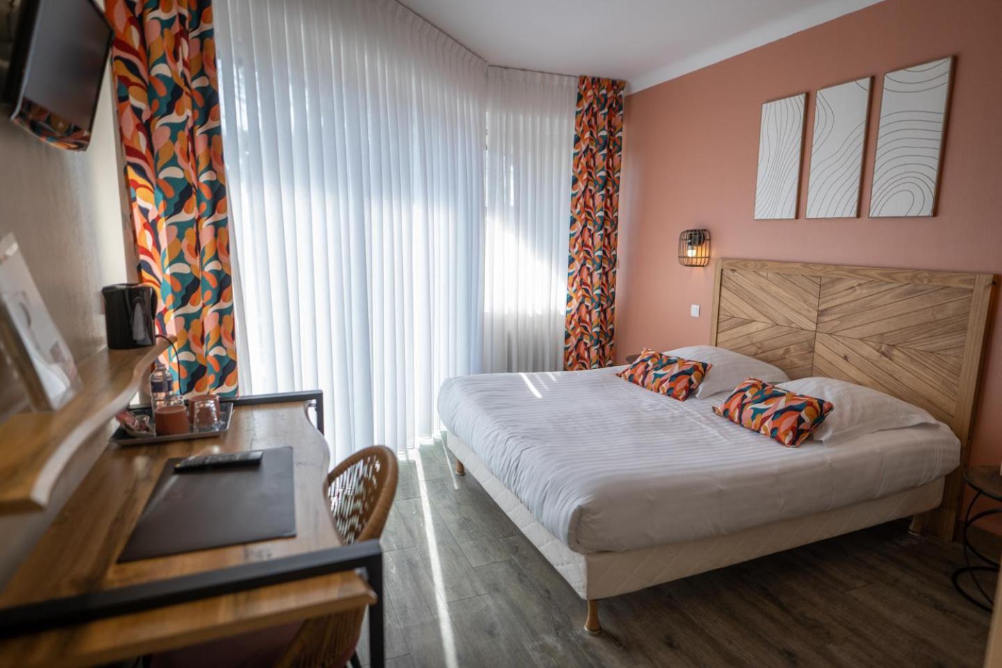 Logis Hotel La Croix Du Sud Le Tour-du-Parc エクステリア 写真