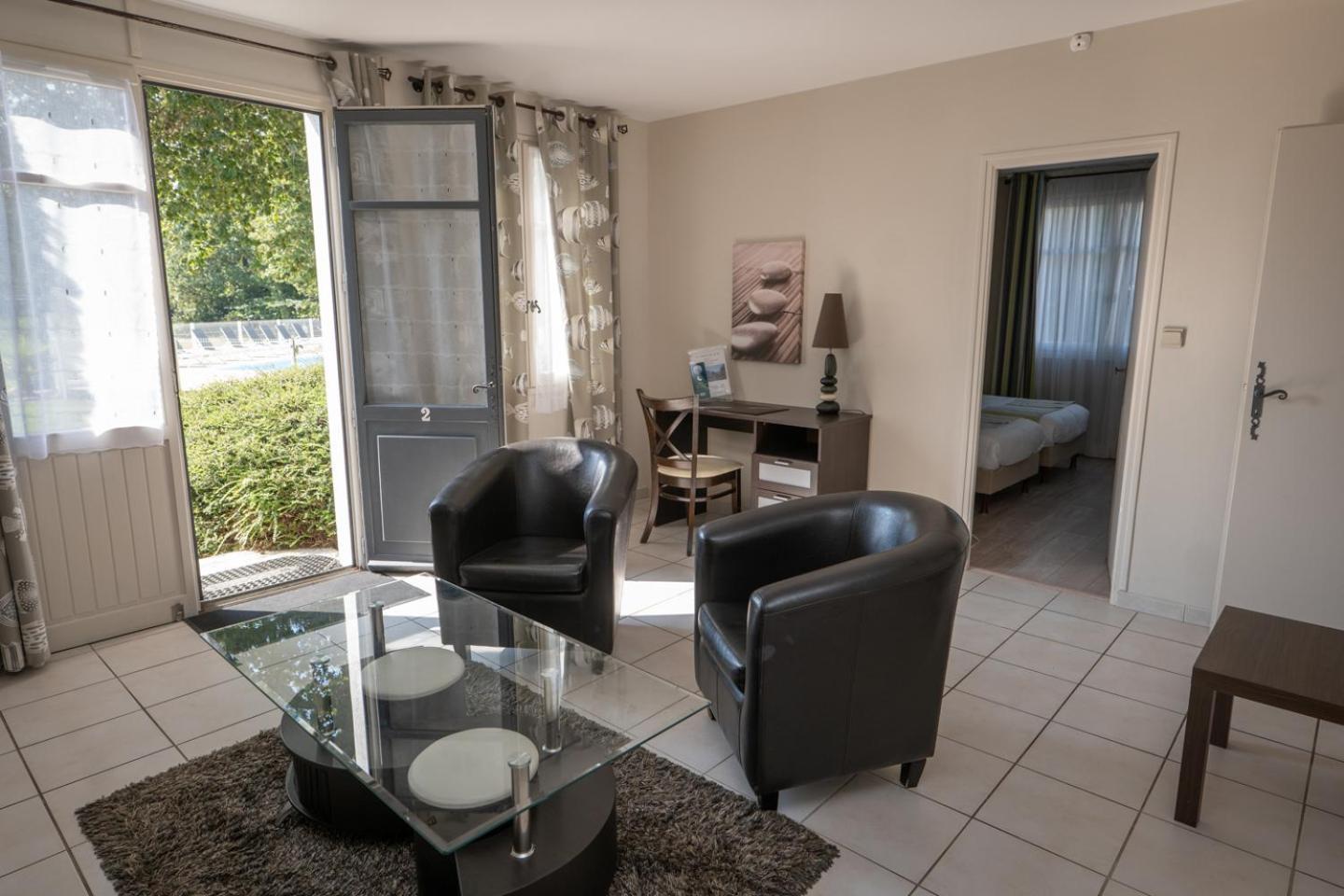 Logis Hotel La Croix Du Sud Le Tour-du-Parc エクステリア 写真