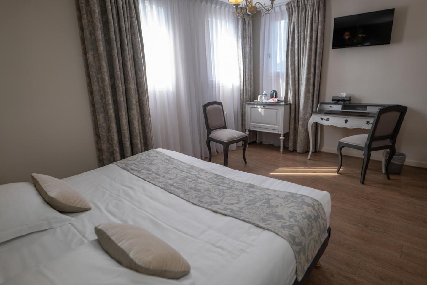 Logis Hotel La Croix Du Sud Le Tour-du-Parc エクステリア 写真