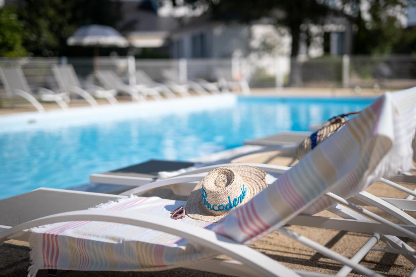 Logis Hotel La Croix Du Sud Le Tour-du-Parc エクステリア 写真