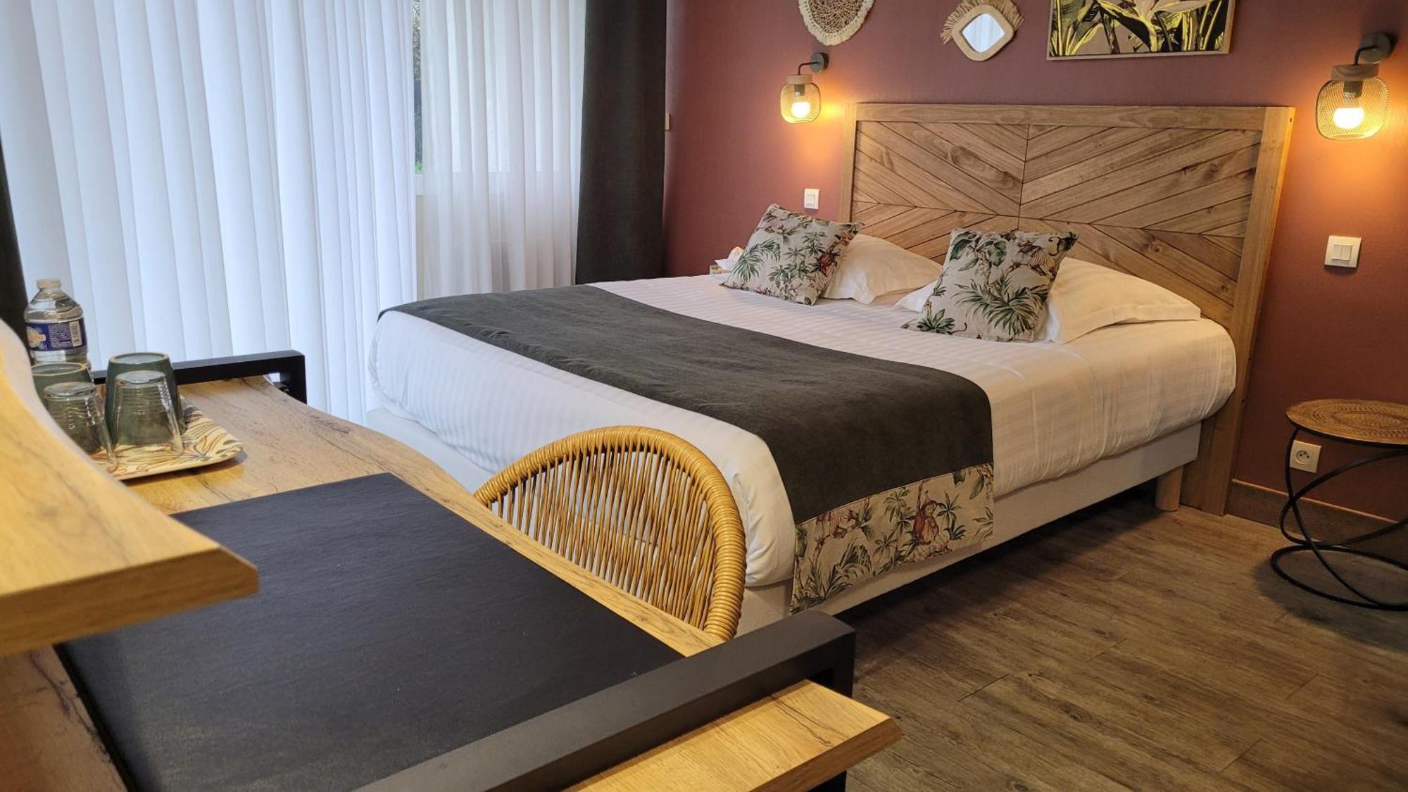 Logis Hotel La Croix Du Sud Le Tour-du-Parc エクステリア 写真
