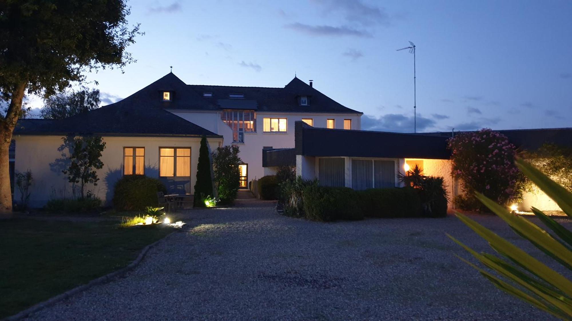 Logis Hotel La Croix Du Sud Le Tour-du-Parc エクステリア 写真