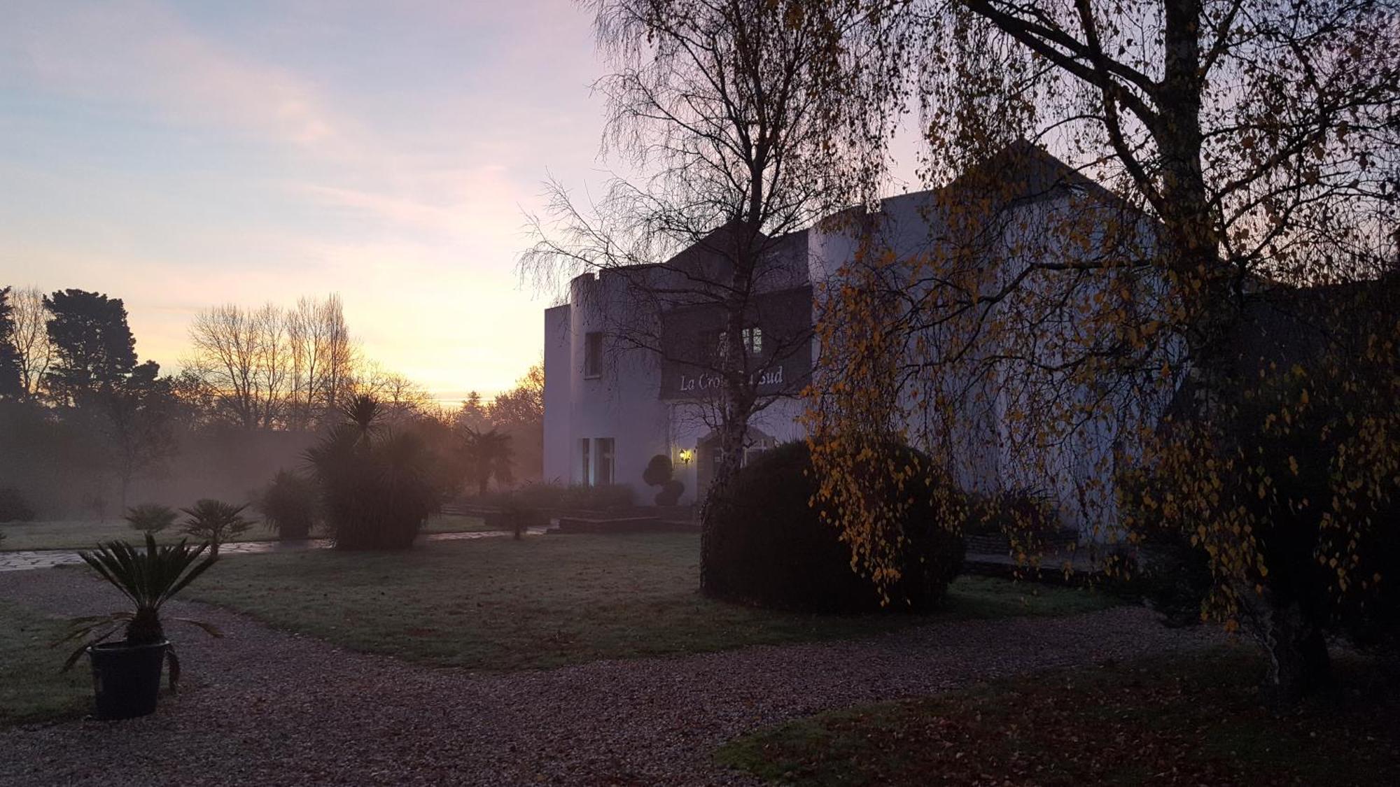 Logis Hotel La Croix Du Sud Le Tour-du-Parc エクステリア 写真