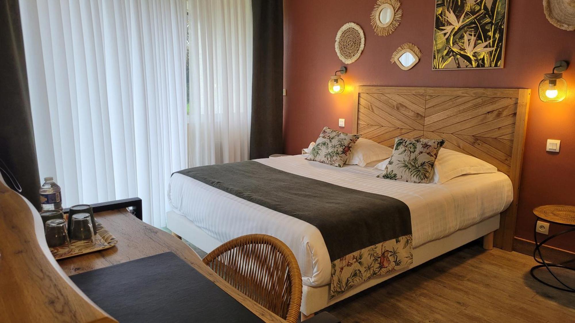 Logis Hotel La Croix Du Sud Le Tour-du-Parc エクステリア 写真